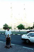 Славка и Маша на фоне одной из самых красивых мечетей